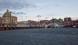 NAPOLI: BEFANA IN PIAZZA MERCATO  FIERA DEL GIOCATTOLO E DELLA CALZA