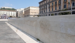 Napoli, Piazza Municipio: rimosse le scritte vandaliche