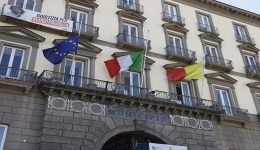 Napoli: tragedia Scampia, bandiere a mezz'asta a Palazzo San Giacomo