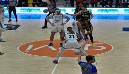 Napoli Basket - Vanoli Cremona 81 - 87. Sconfitta molto grave, situazione delicata per gli azzurri