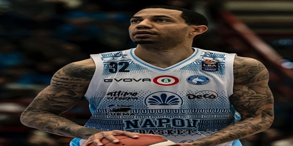 NAPOLI CI CREDE ANCORA, SASSARI BATTUTA 87-70