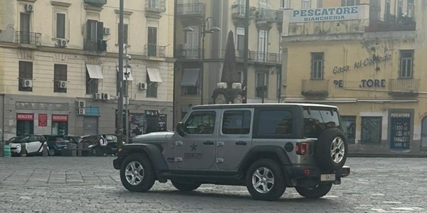 Napoli: Pattuglia dell'Esercito h24 in piazza Mercato