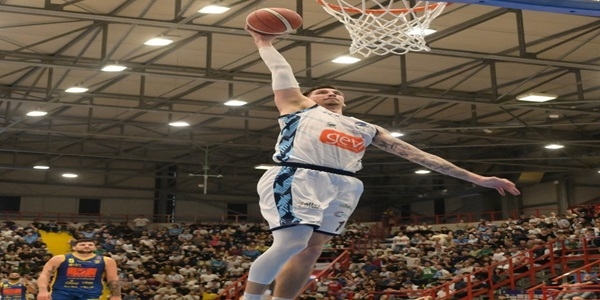 La Gevi Napoli Basket chiude con un sorriso. Batte Scafati e supera il muro dei 100