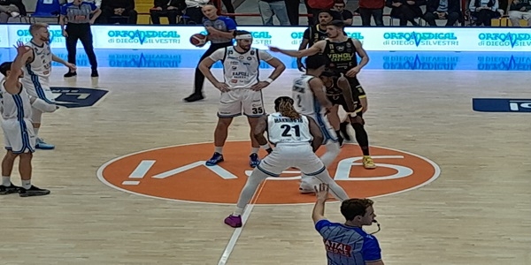 Napoli Basket - Vanoli Cremona 81 - 87. Sconfitta molto grave, situazione delicata per gli azzurri