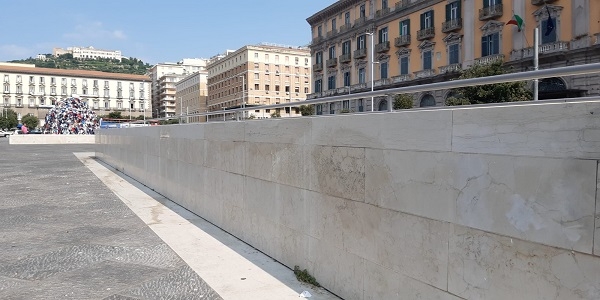 Napoli, Piazza Municipio: rimosse le scritte vandaliche