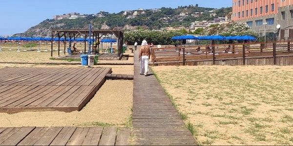 Napoli: Ombrelloni gratuiti in spiaggia, attivato il servizio anche al lido comunale di Bagnoli