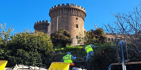 Napoli: Iniziata la rimozione degli accampamenti realizzati sugli spalti del Maschio Angioino