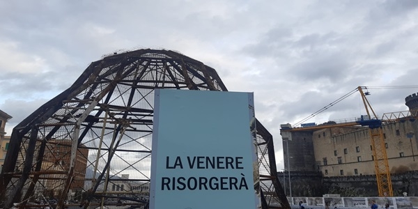 Napoli: rimossa la struttura della Venere degli Stracci e ripulita l’area di piazza Municipio