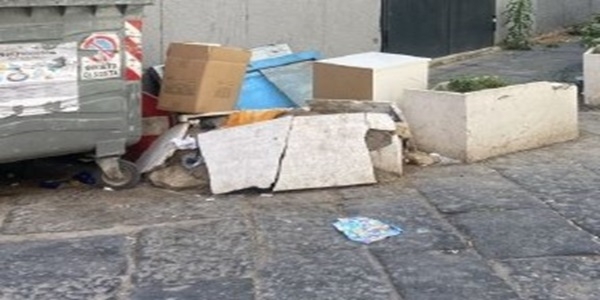 Napoli: Intervento di rimozione di paletti e fioriere abusive